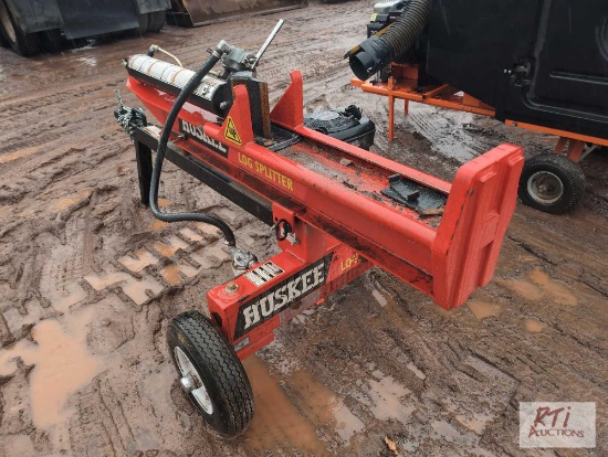 Huskee gas powered hydraulic log splitter