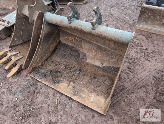 John Deere 36in ditching bucket