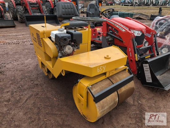 Stowe R2000 double drum roller with gas engine, 32in drum