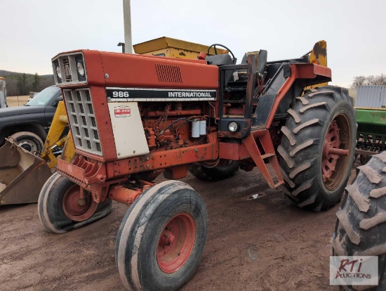 International 986 tractor, 2 remotes, open station