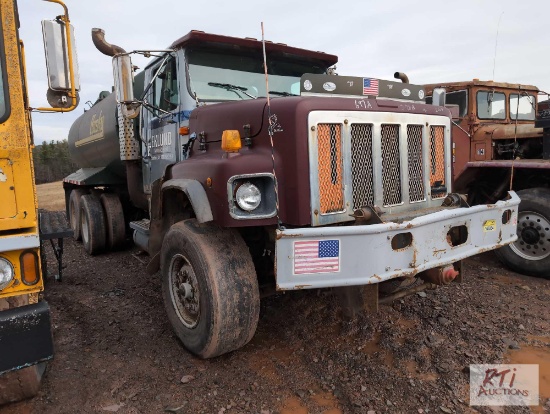 2000 International 8100 tandem axle manure truck, 8LL transmission, Husky manure body,