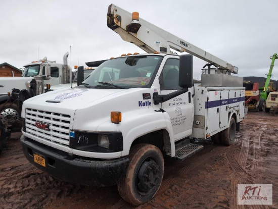 2005 GMC C4500 single axle bucket truck, gas, automatic transmission, utility body, Versalift boom