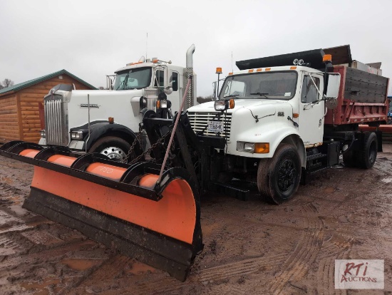 1999 International 4900 single axle dump, hydroturn plow, 12ft steel box, stainless steel slide in