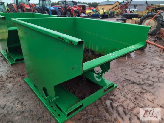 Self tipping dump hopper with fork pockets