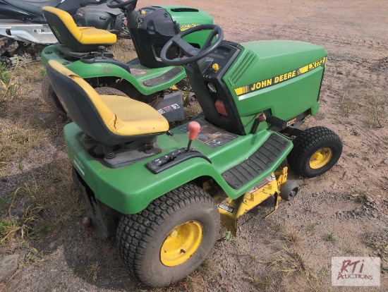John Deere LX173 lawn tractor with 38in mower deck