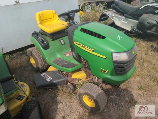 John Deere L100 lawn tractor with 42in mower deck