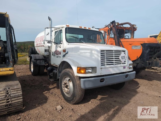 1999 International 4700 single axle truck with propane tank, air brakes, 6 speed, 33,000lb GVW,