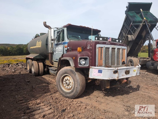 2000 International 10 wheel truck with Husky liquid manure body - Bill of Sale Only