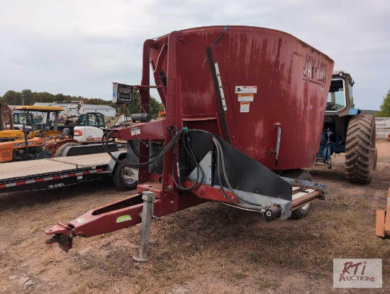 Jay Lor 4425 vertical mixer wagon with scales