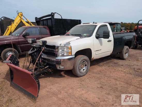2009 Chevy 2500 HD regular cab pickup, 8ft box, 4WD, Western V-plow, PW, PL, A/C,