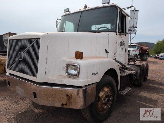 1999 Volvo day cab road tractor, 385hp engine, Fuller transmission, VIN: