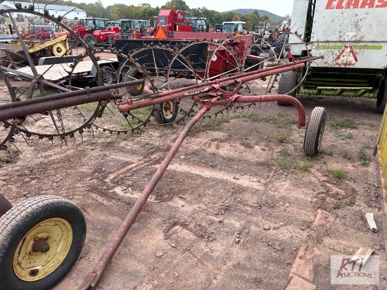 New Idea 404 wheel rake