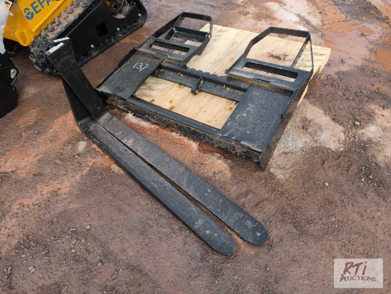 Heavy duty walk through skid steer pallet forks