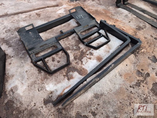 Heavy duty walk through skid steer pallet forks