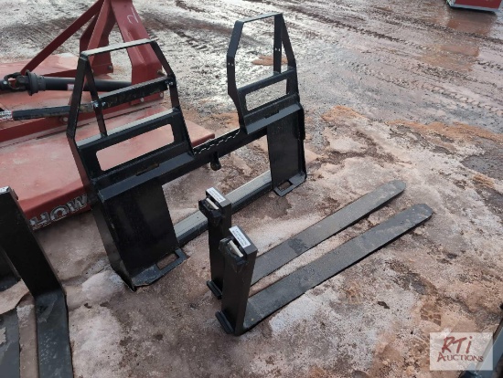 Heavy duty walk through skid steer pallet forks