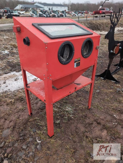 Central Pneumatic sand blast cabinet