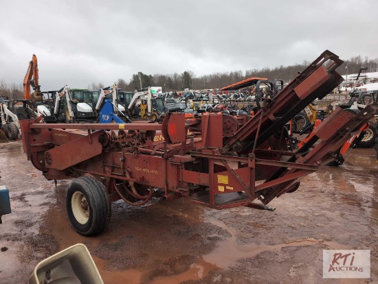 New Holland 273 square baler with thrower