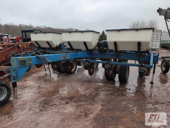 Kinze 6-row corn planter with trash covers, double frame, 5ft wide