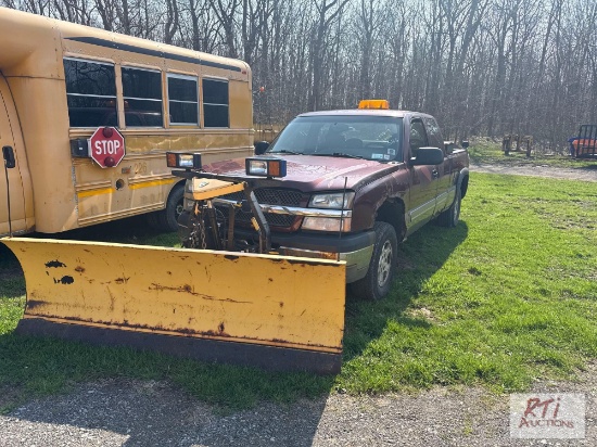 2003 Chevy Silverado 1500 extended cab pickup, sand bags in box, 8ft Fisher plow, PW, PL, A/C, 4WD,