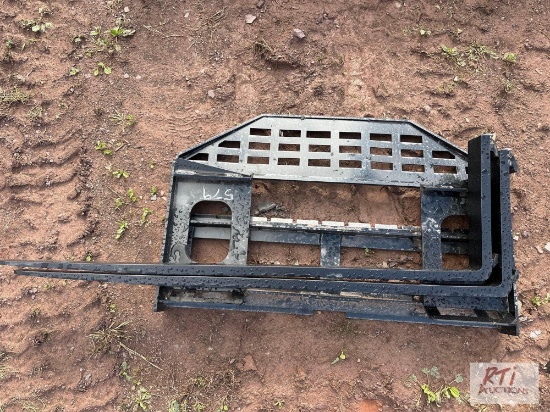 Skid loader pallet forks with 60in tines.