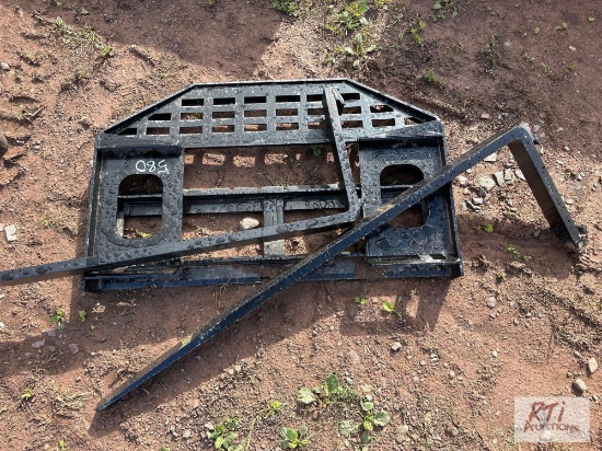 Skid loader pallet forks with 60in tines.