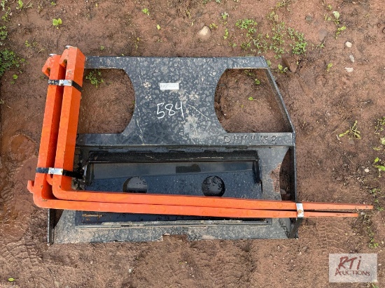 Mini skid loader pallet forks with 42in tines.
