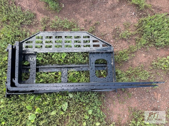 Skid loader pallet forks with 60in tines.