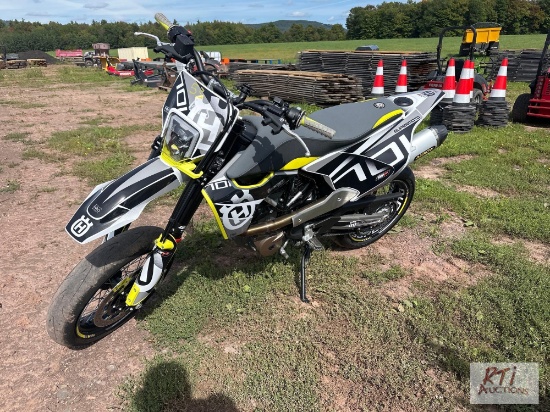 2022 Husqvarna Super Moto WP road dirt bike. VIN: VBKUSV40XNM736199