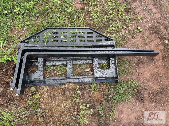 Skid loader pallet forks with 60in tines.