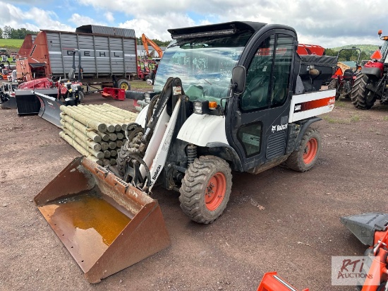 Bobcat 5600 Toolcat, 4WD, high flow, cab, heat, A/C, radio, slide in poly salter, GP bucket, power