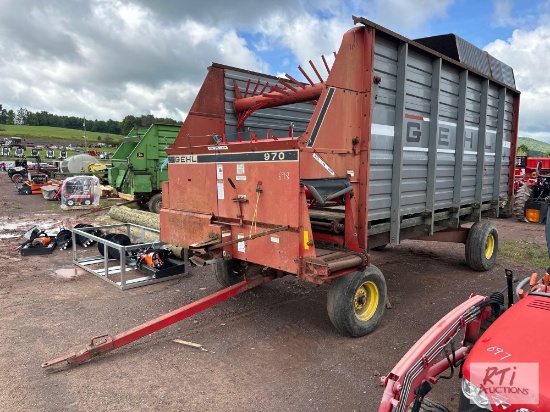 Gehl 970 forage wagon.