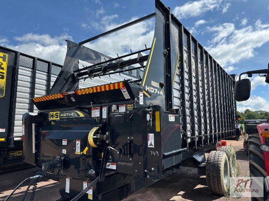 H&S HD7+4 forage box on 3126 H&S chassis with tandem gear, front or rear unload, used very little,
