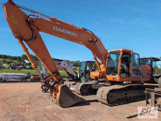 Daewoo 225 CV excavator with bucket S/N - 1466. 4391 hours.
