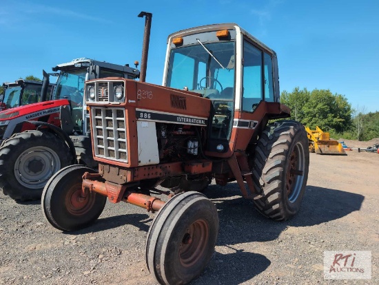 International 986 tractor with cab, 2 remotes, draw bar, lift arms, PTO, diesel, 4899 hrs