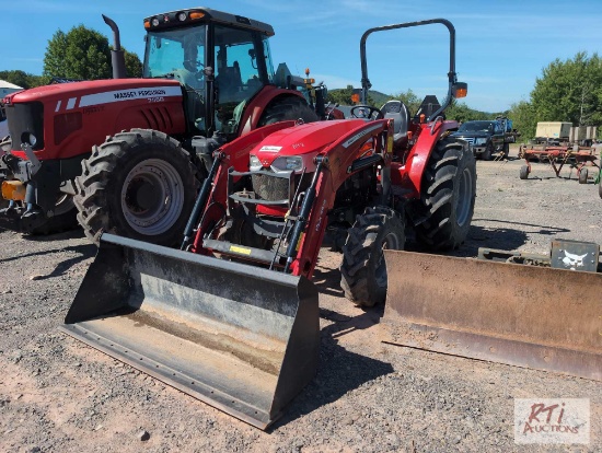 Massey Ferguson 2860 4WD tractor, 2021 model, front loader, front remote outlet, 313 hrs.