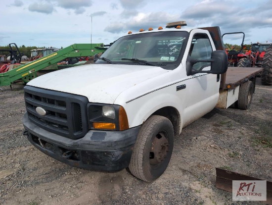 2006 Ford F-350 XL Super Duty, steel flatbed, dual wheels, no brakes, 220K