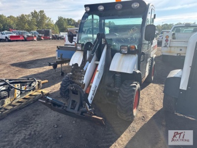 Bobcat 5600 utility vehicle, 4WD, salter, hydraulic dump, 847hrs.
