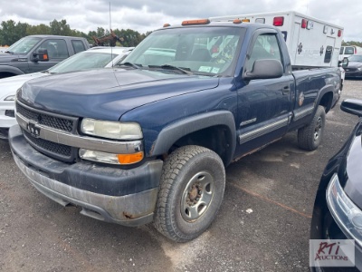 2001 Chevy 2500HD regular cab pickup, 4WD, 8ft box, A/C 185,533mi. VIN: 1GCHK24G61E319908