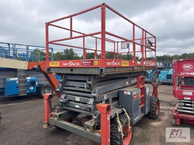 SkyJack SJ8841 RT rough terrain scissors lift with platform extension, Hydraulic outriggers, Dual