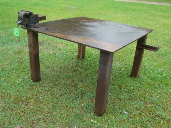 METAL TABLE WITH VISE