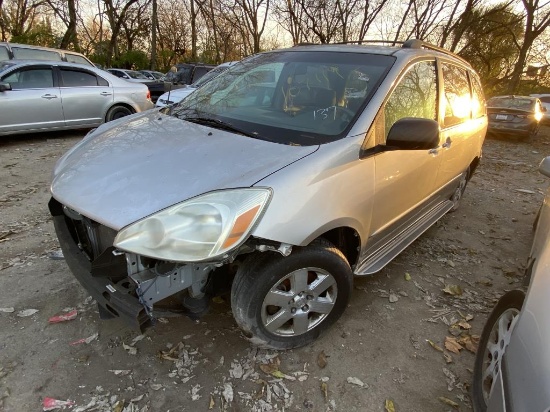 2004 Toyota Sienna Tow# 107119