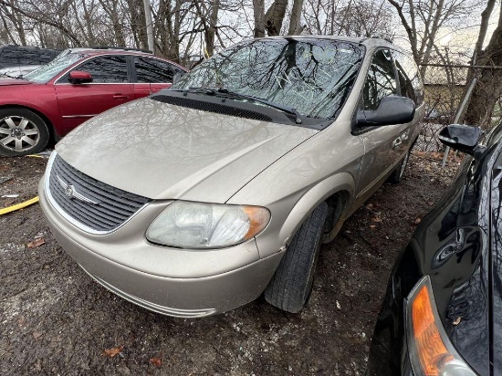 2002 Chrysler Town/ Country Tow# 112566