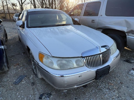 2000 Lincoln Towncar Tow# 113382