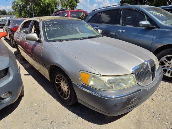 2002 LINCOLN TOWN CAR Tow# 9534148