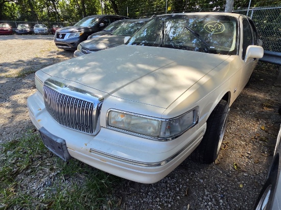 1996 LINCOLN TOWN CAR Tow# 9468809