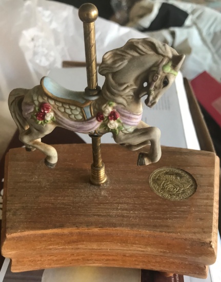 WILLETTS DESIGNS LEGENDS OF THE ROSE CAROUSEL ROMANCE HORSE MUSIC BOX