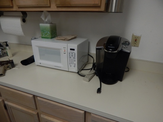 Lot Keurig Coffee Machine, Black & Decker Coffeemaker, GE Microwave