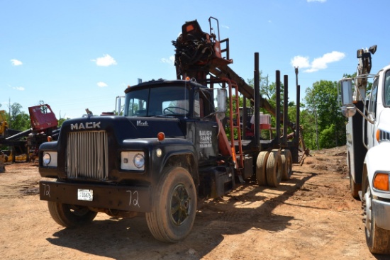 MACK TANDEM AXLE LOG TRUCK W/ MACK ENGINE W/ 6 SPD TRANS W JACK BRAKE W/ BEHIND THE CAB HOOD KNUCKLE