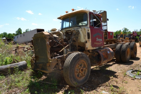 MACK 686 PULL OUT TRUCK W/ MACK ENGINE W/ 6 SPEED TRANS  NEED ENGINE REPAIR