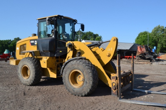 CAT 926M ARTICULATING WHEEL LOADER W/ ENCLOSED CAB W/ HEAT & AIR W/ LUMBER FORKS W/ 20.5X25 RUB SN#0